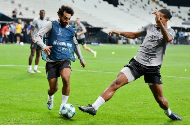 İstanbul, Türkiye - 14 Ağustos 2019: Türkiye 'nin Vodafone Arena kentindeki Vodafone Parkı' nda Liverpool ile Chelsea arasında oynanan Uefa Süper Kupası Finalleri öncesinde Muhammed Salah