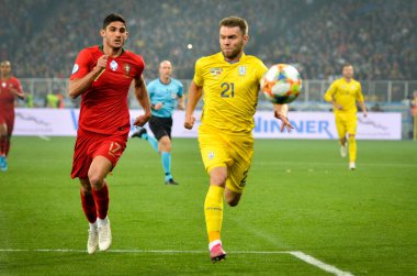 Kyiv, Ukrayna - 14 Ekim 2019: Oleksandr Karavaiev ve Goncalo Guedes, Uefa Euro 2020 ön eleme karşılaşması sırasında Portekiz, Ukrayna ile Ukrayna arasında oynanan karşılaşma