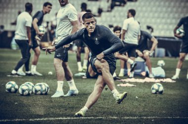İstanbul, Türkiye - 14 Ağustos 2019: Ross Barkley, Türkiye 'nin Vodafone Arena kentindeki Vodafone Park' ta Liverpool ile Chelsea arasında oynanan Uefa Süper Kupa Finalleri öncesinde topa vurdu.