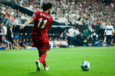 İstanbul, Türkiye - 14 Ağustos 2019: Türkiye 'nin Vodafone Arena kentindeki Vodafone Park' ta Liverpool ile Chelsea arasında oynanan Uefa Süper Kupası Finalleri sırasında Muhammed Salah