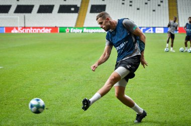 İstanbul, Türkiye - 14 Ağustos 2019: Türkiye 'nin Vodafone Arena kentindeki Vodafone Park' ta Liverpool ile Chelsea arasında oynanan Uefa Süper Kupa Finalleri öncesinde Jordan Henderson