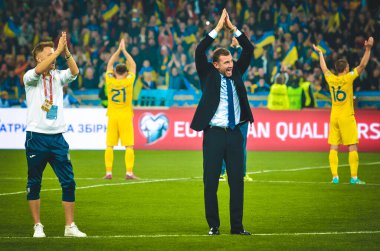 Kyiv, Ukrayna - 14 Ekim 2019: Ukrayna Milli Futbol Takımı ve Teknik Direktör Andriy Shevchenko Portekiz 'e karşı zaferini kutladı ve Euro 2020, Ukrayna
