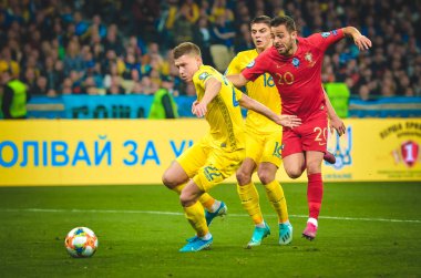 Kyiv, Ukrayna - 14 Ekim 2019: Bernardo Silva ve Mykola Matviienko Uefa Euro 2020 ön eleme maçında Ukrayna ile Portekiz takımı Ukrayna arasında oynandı.