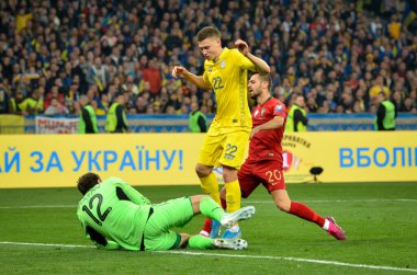 Kyiv, Ukrayna - 14 Ekim 2019: Bernardo Silva ve Mykola Matviienko Uefa Euro 2020 ön eleme maçında Ukrayna ile Portekiz takımı Ukrayna arasında oynandı.