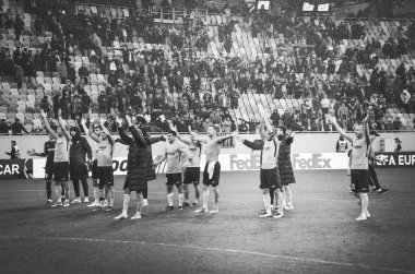 Lviv, Ukrayna - 28 Kasım 2019: İskenderiye oyuncusu Uefa Avrupa Ligi (Ukrayna) - Wolfsburg, Ukrayna maçı sırasındaki desteklerinden ötürü hayranlarına teşekkür ediyor