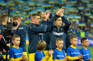 Kyiv, Ukrayna - 14 Ekim 2019: Ukrayna futbol takımı Uefa Euro 2020 ön eleme karşılaşmasında Ukrayna ile Portekiz milli takımı Ukrayna arasında oynanan karşılaşmada destek için teşekkür ediyor