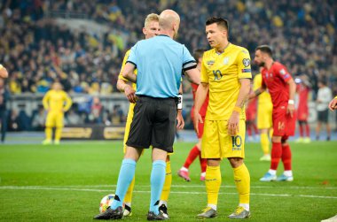 Kyiv, Ukrayna - 14 Ekim 2019: Yargıç Anthony Taylor Uefa Euro 2020 ön eleme karşılaşmasında Ukrayna 'nın kapılarına Portekiz, Ukrayna' ya karşı penaltı verdi.