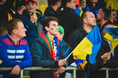 Kyiv, Ukrayna - 14 Ekim 2019: Ukraynalı taraftarlar Uefa Euro 2020 ön eleme karşılaşmasında Ukrayna ile Portekiz, Ukrayna arasında oynanan karşılaşmada stadyumda takımı destekliyorlar