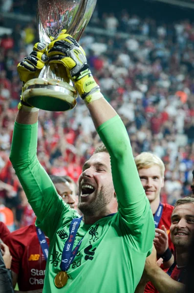 Istambul Turquia Agosto 2019 Adrian Celebra Vitória Detém Troféu Uefa — Fotografia de Stock