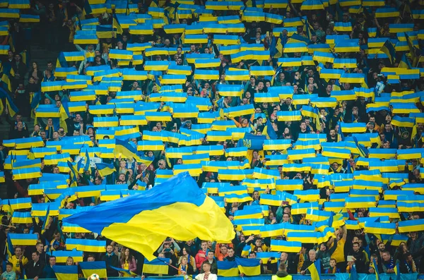 乌克兰基辅 2019年10月14日 在乌克兰对阵葡萄牙国家队乌克兰的2020年欧洲杯资格赛期间 乌克兰国旗高举在看台上 — 图库照片