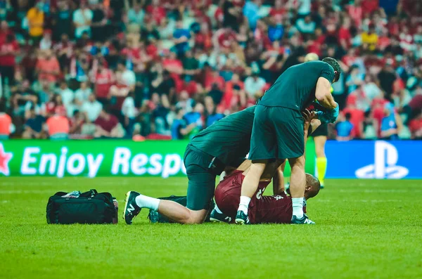 Istanbul Turkey August 2019 Doctors Assist Footballer Cramps Uefa Super — Stockfoto