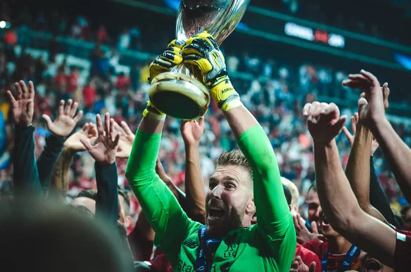 Istambul Turquia Agosto 2019 Adrian Celebra Vitória Detém Troféu Uefa — Fotografia de Stock