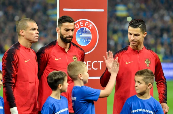 Kyiv Ucrania Octubre 2019 Cristiano Ronaldo Saludó Niño Durante Partido —  Fotos de Stock