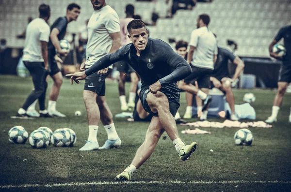 İstanbul, Türkiye - 14 Ağustos 2019: Ross Barkley, Türkiye 'nin Vodafone Arena kentindeki Vodafone Park' ta Liverpool ile Chelsea arasında oynanan Uefa Süper Kupa Finalleri öncesinde topa vurdu.
