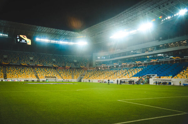 Львов, Украина - 07 ноября 2019 года: Ночной футбольный стадион с легким крупным планом и общим видом во время матча Лиги Европы УЕФА между Александрией и Сент-Этьеном (Франция), Украина
