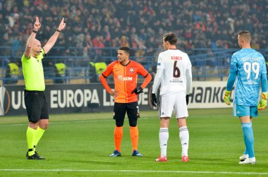 Kharkiv, Ukrayna - 20 Şubat 2020: Hakem Bobby Madden Uefa Avrupa Ligi maçında Shakhtar Donetsk - Sl Benfica (Portekiz), Ukrayna