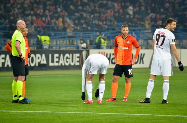 Kharkiv, Ukrayna - 20 Şubat 2020: Hakem Bobby Madden ve Ruben Dias Uefa Avrupa Ligi maçında Shakhtar Donetsk - Sl Benfica (Portekiz), Ukrayna