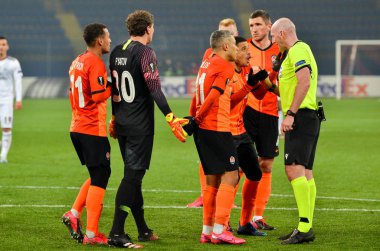 Kharkiv, Ukrayna - 20 Şubat 2020: Shakhtar futbolcuları Uefa Avrupa Ligi maçında hakem Bobby Maddenle tartıştı Shakhtar Donetsk - Sl Benfica, Ukrayna