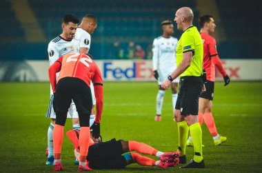 Kharkiv, Ukrayna - 20 Şubat 2020: Hakem Bobby Madden Uefa Avrupa Ligi karşılaşmasında Shakhtar Donetsk - Sl Benfica (Portekiz), Ukrayna