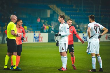 Kharkiv, Ukrayna - 20 Şubat 2020: Hakem Bobby Madden ve Ruben Dias Uefa Avrupa Ligi maçında Shakhtar Donetsk - Sl Benfica (Portekiz), Ukrayna