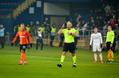 Kharkiv, Ukrayna - 20 Şubat 2020: Hakem Bobby Madden Uefa Avrupa Ligi maçında Shakhtar Donetsk - Sl Benfica (Portekiz), Ukrayna
