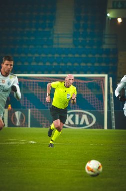 Kharkiv, Ukrayna - 20 Şubat 2020: Hakem Bobby Madden Uefa Avrupa Ligi karşılaşmasında Shakhtar Donetsk - Sl Benfica (Portekiz), Ukrayna