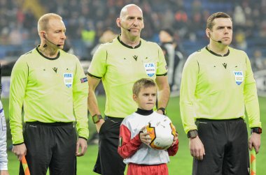 Kharkiv, Ukrayna - 20 Şubat 2020: Hakem Bobby Madden Uefa Avrupa Ligi karşılaşmasında Shakhtar Donetsk - Sl Benfica (Portekiz), Ukrayna
