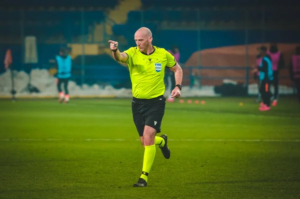 Kharkiv Ukraine Febriary 2020 Referee Bobby Madden Show Penalty Point — стокове фото