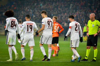 Kharkiv, Ukrayna - 20 Şubat 2020: Sl Benfica Football player, Shakhtar Donetsk - Sl Benfica (Portekiz) ve Ukrayna arasındaki Uefa Avrupa Ligi maçında atılan golü kutladı