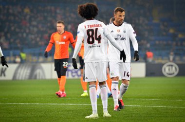 Kharkiv, Ukrayna - 20 Şubat 2020: Uefa Avrupa Ligi karşılaşmasında Tomas Tavares ve Haris Seferoviç Shakhtar Donetsk - Sl Benfica (Portekiz), Ukrayna