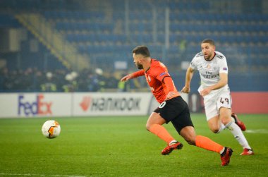 Kharkiv, Ukrayna - 20 Şubat 2020: Küçük Moraes ve Adel Taarabt, Shakhtar Donetsk - Sl Benfica (Portekiz), Ukrayna arasındaki Uefa Avrupa Ligi karşılaşmasında