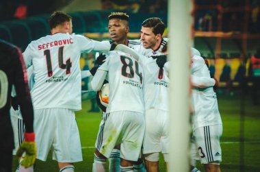 Kharkiv, Ukrayna - 20 Şubat 2020: Sl Benfica Football player, Shakhtar Donetsk - Sl Benfica (Portekiz) ve Ukrayna arasındaki Uefa Avrupa Ligi maçında atılan golü kutladı