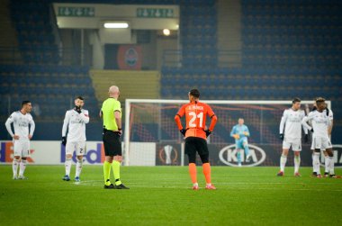 Kharkiv, Ukrayna - 20 Şubat 2020: Hakem Bobby Madden, Shakhtar Donetsk - Sl Benfica (Portekiz), Ukrayna arasındaki Uefa Avrupa Ligi karşılaşmasında sistem denetimi sırasında Var 'ı beklemektedir