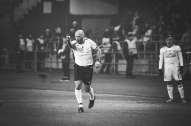 Kharkiv, Ukrayna - 20 Şubat 2020: Hakem Bobby Madden Uefa Avrupa Ligi maçında Shakhtar Donetsk - Sl Benfica (Portekiz), Ukrayna