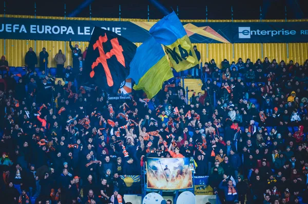 ハリコフ ウクライナ 2020年2月20日 スタジアムのサッカーファンは Shakhtar DonetskとSl Benfica ポルトガル ウクライナの間のUefaヨーロッパリーグの試合中にチームをサポートしています — ストック写真