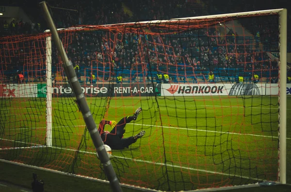 哈尔科夫 乌克兰 2020年2月20日 安德里 皮亚托夫守门员在欧洲足联对本菲卡 葡萄牙 的比赛中将球射入球门 — 图库照片