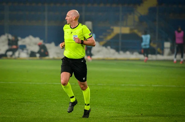 Kharkiv Ucraina Febbraio 2020 Arbitro Bobby Madden Mostra Sul Punto — Foto Stock