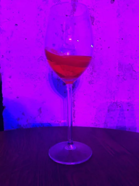 Bicchiere Con Cocktail Rosso Sfondo Viola — Foto Stock