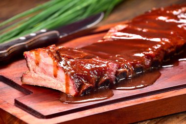 Kesme tahtası üzerinde Barbekü kaburga