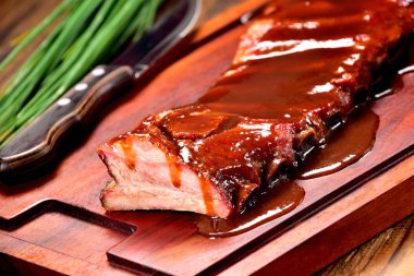 Kesme tahtası üzerinde Barbekü kaburga