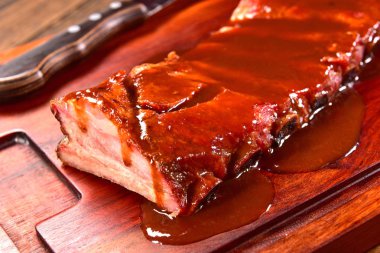 Kesme tahtası üzerinde Barbekü kaburga