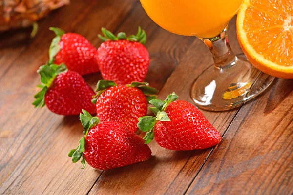 Erdbeeren Auf Rustikalem Hintergrund — Stockfoto