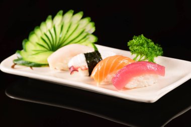 Somon nigiri suşi