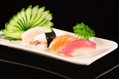 Somon nigiri suşi