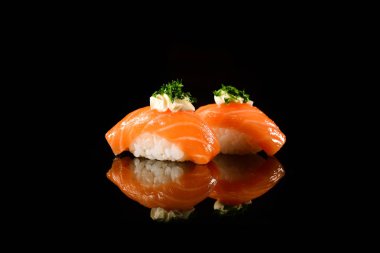 Siyah arka plan üzerine somon Nigiri suşi