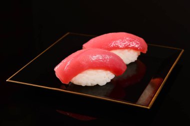 Ton balığı nigiri suşi siyah çanak üzerinde-olduğunu