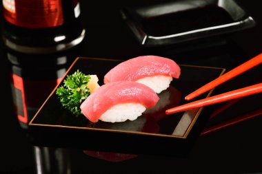 Ton balığı nigiri suşi siyah çanak üzerinde-olduğunu