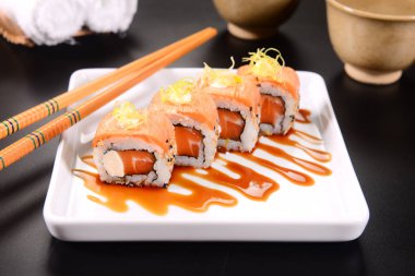 Pırasa saman üstünde tepe ile Somon suşi