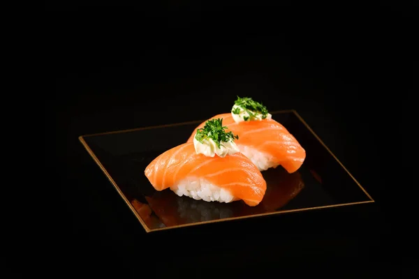 Lachs Nigiri Sushi Auf Schwarzem Hintergrund — Stockfoto