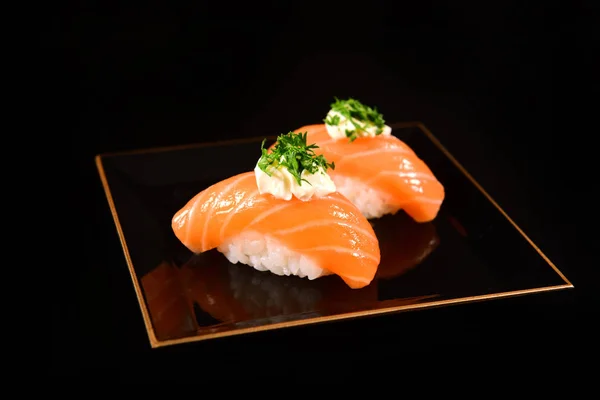 Lachs Nigiri Sushi Auf Schwarzem Hintergrund — Stockfoto